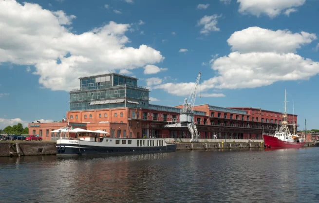groepper architekten referenz gewerbebau 01 media docks museumshafen aussen
