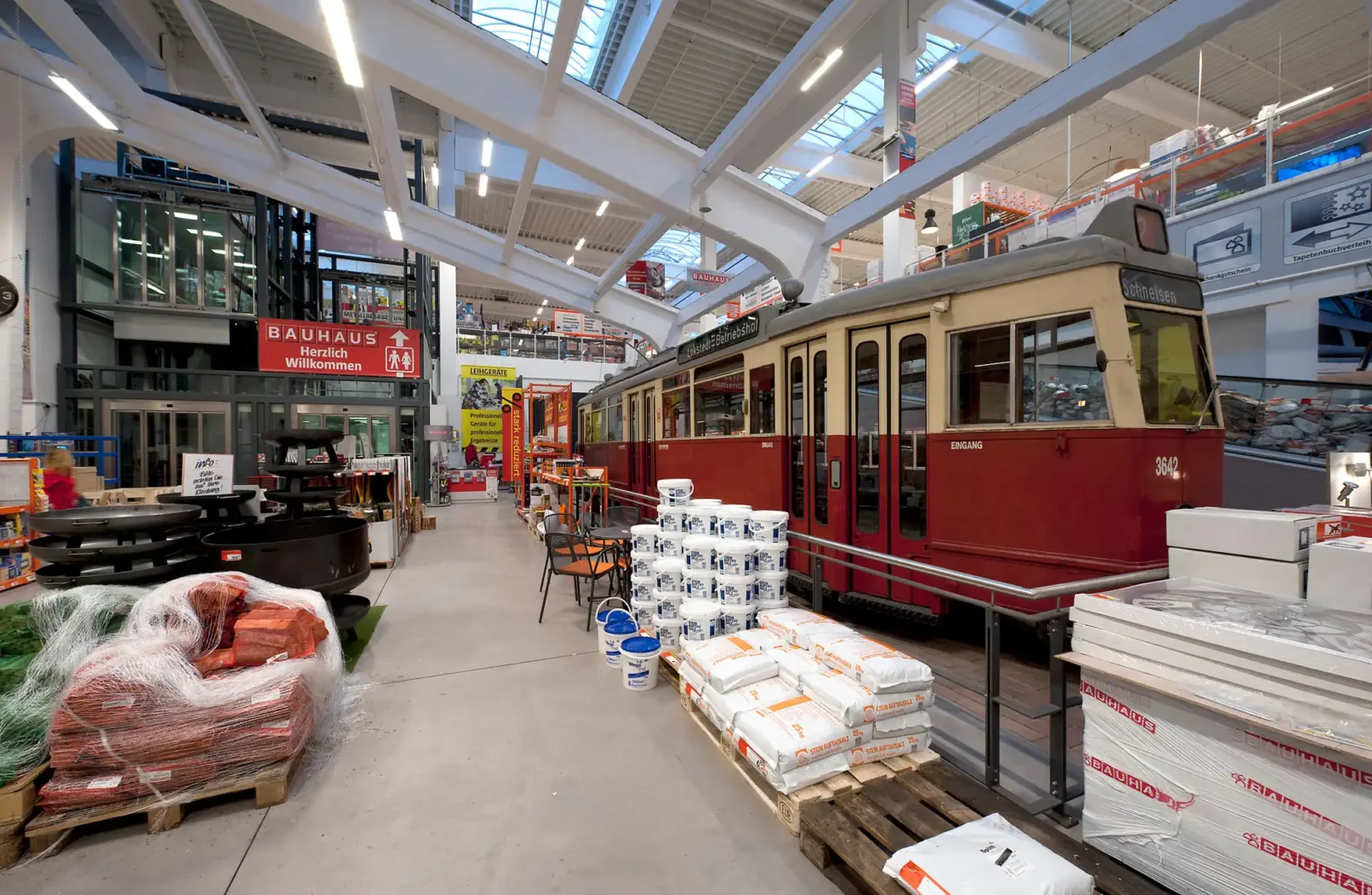 groepper architekten referenz gewerbebau 02 bauhaus lokstedt innen