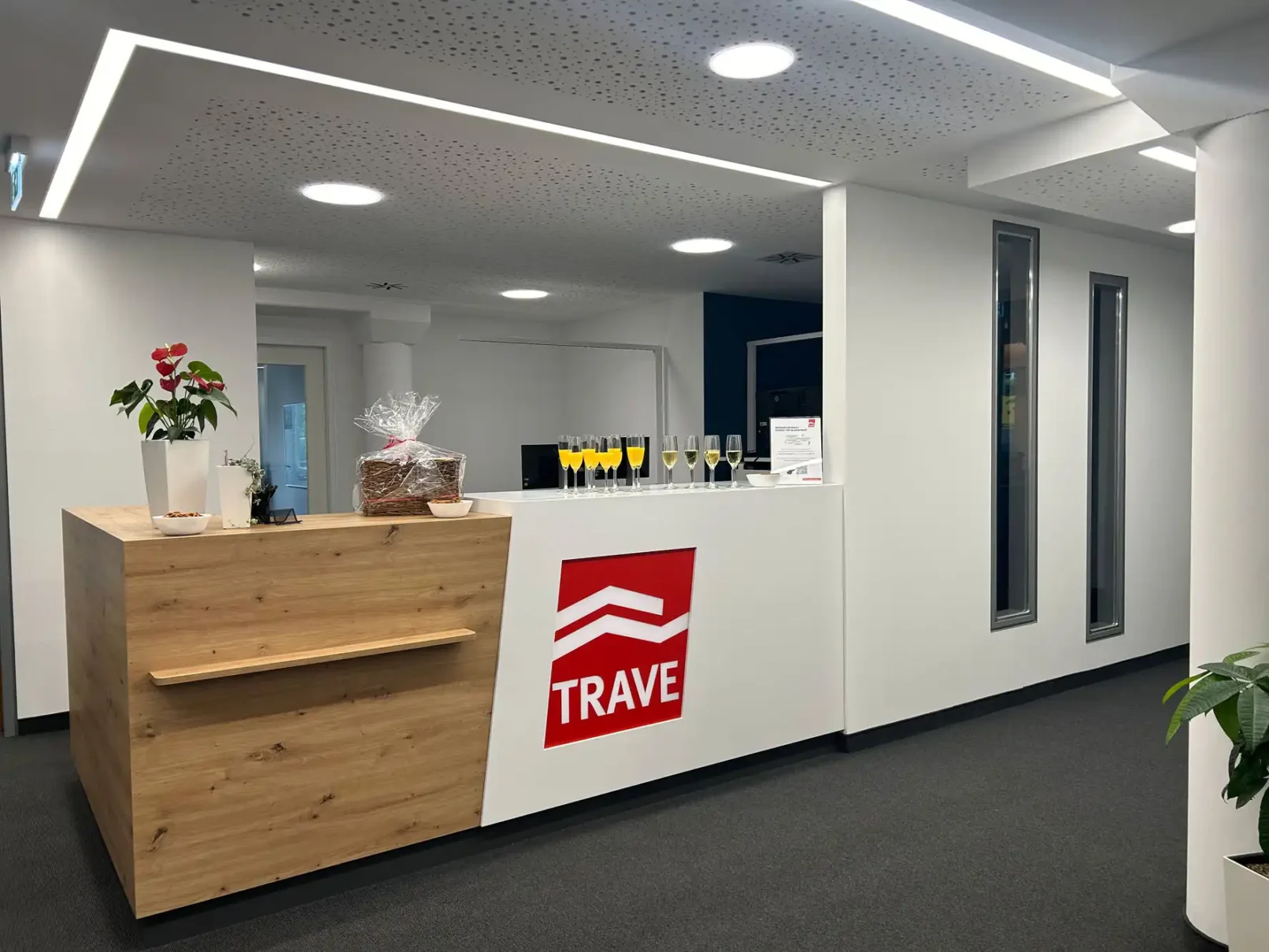 groepper architekten referenz gewerbebau 02 trave falkenstrasse empfang tresen