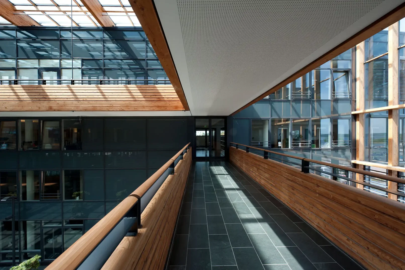 groepper architekten referenz gewerbebau 04 lhg hafenhaus skandinavienkai atrium