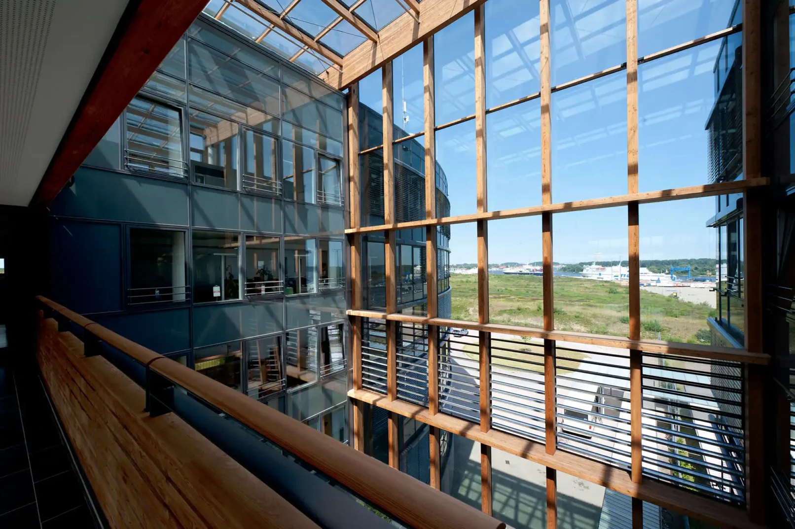 groepper architekten referenz gewerbebau 05 lhg hafenhaus skandinavienkai atrium