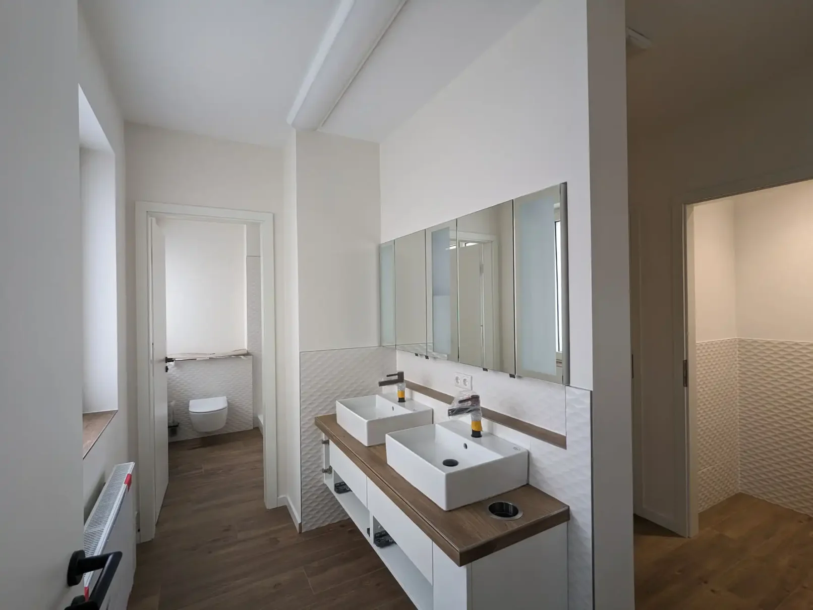 groepper architekten referenz gewerbebau 06 trave falkenstrasse wc anlagen waschtische