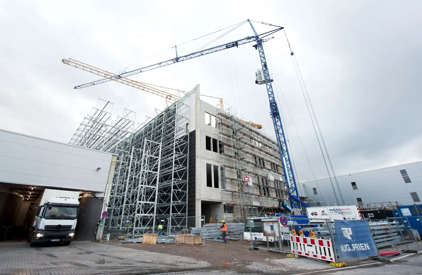 groepper architekten referenz industriebau 04 brueggen muesligebaeude rohbau hochregallager