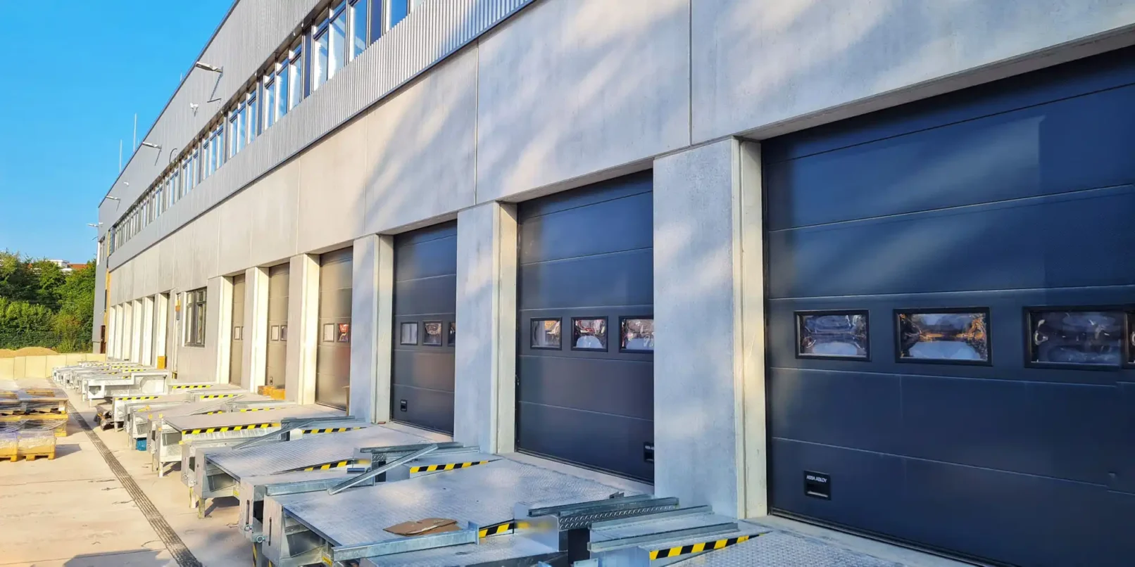 groepper architekten referenz industriebau 04 hela logistikhalle andockstationen