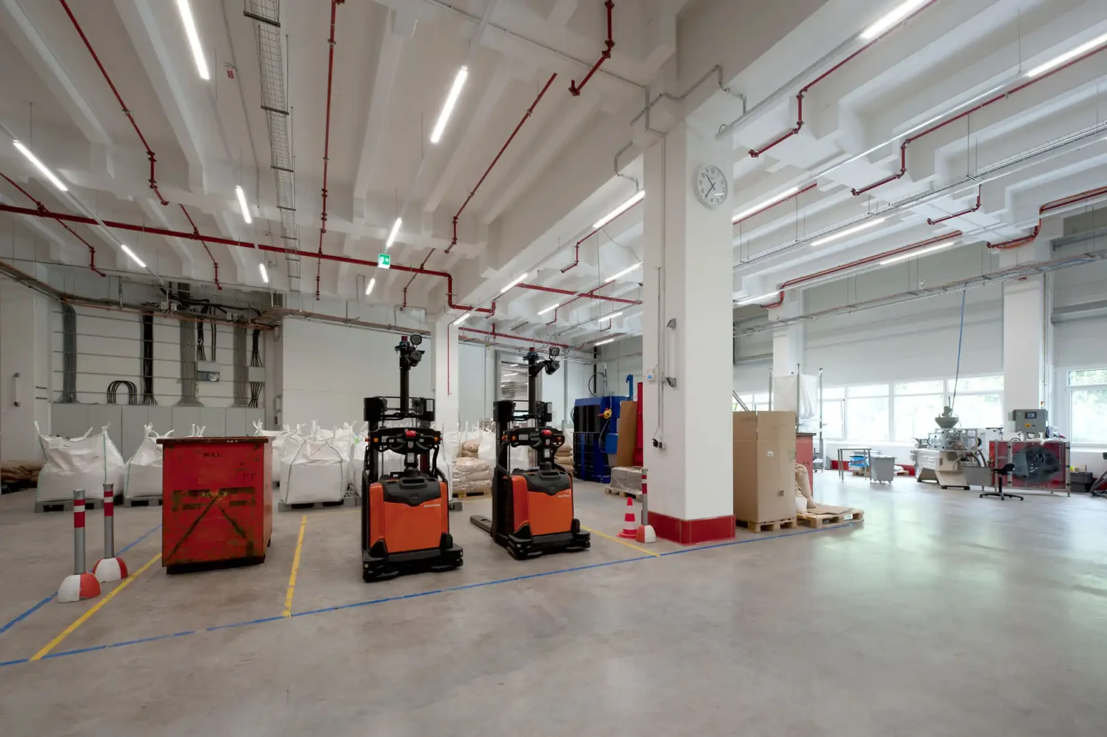 groepper architekten referenz industriebau 04 hela produktionshallen elektrostapler