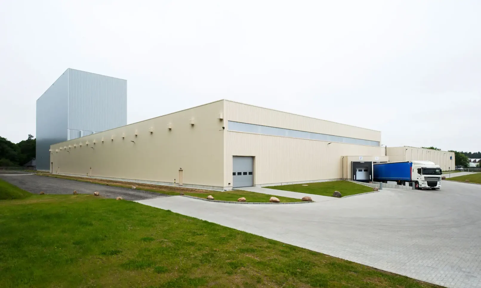 groepper architekten referenz industriebau 04 pelz wahlstedt produktionshalle aussen