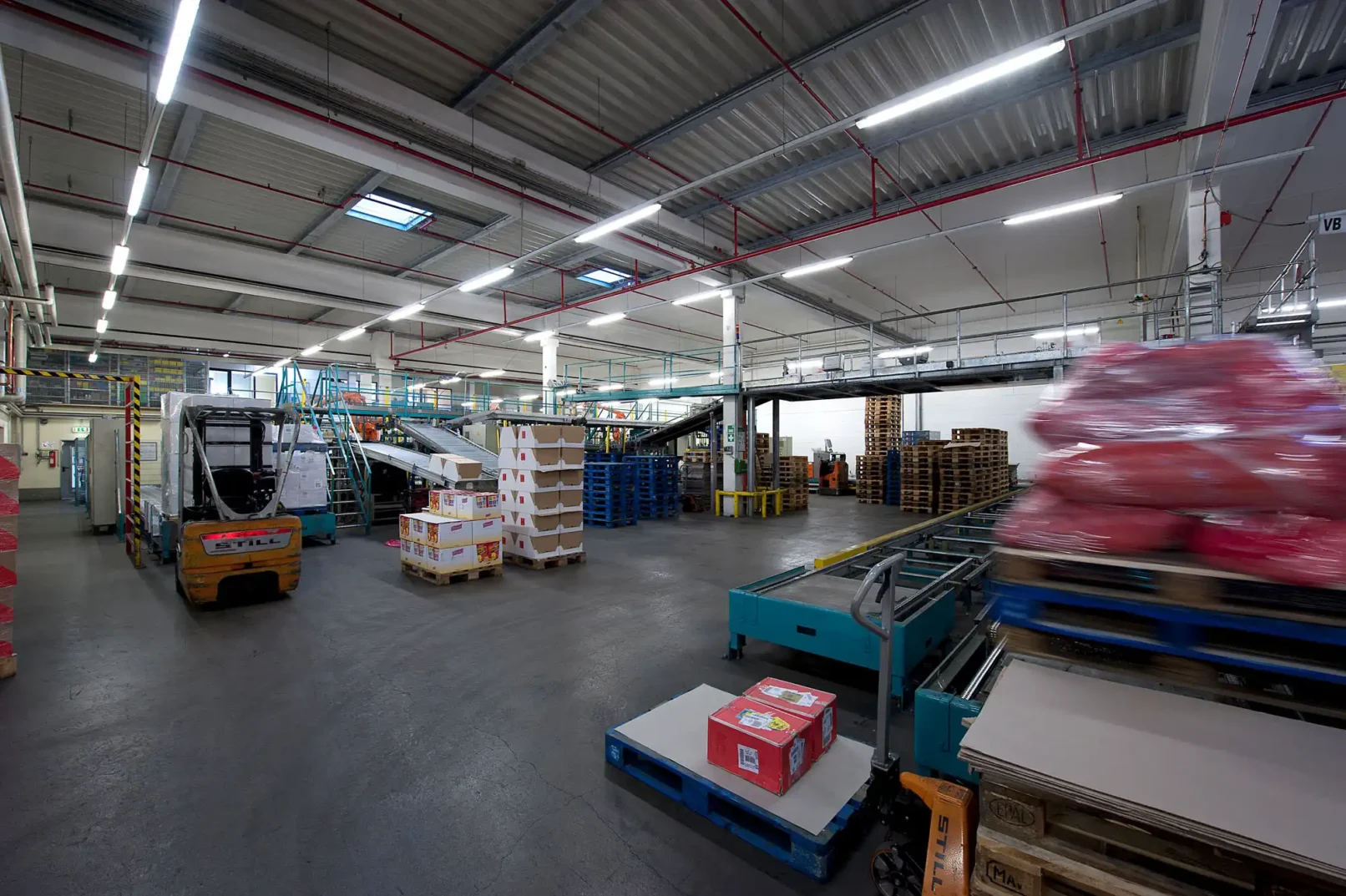 groepper architekten referenz industriebau 05 brueggen logistikzentrum versandhalle kommissionierung