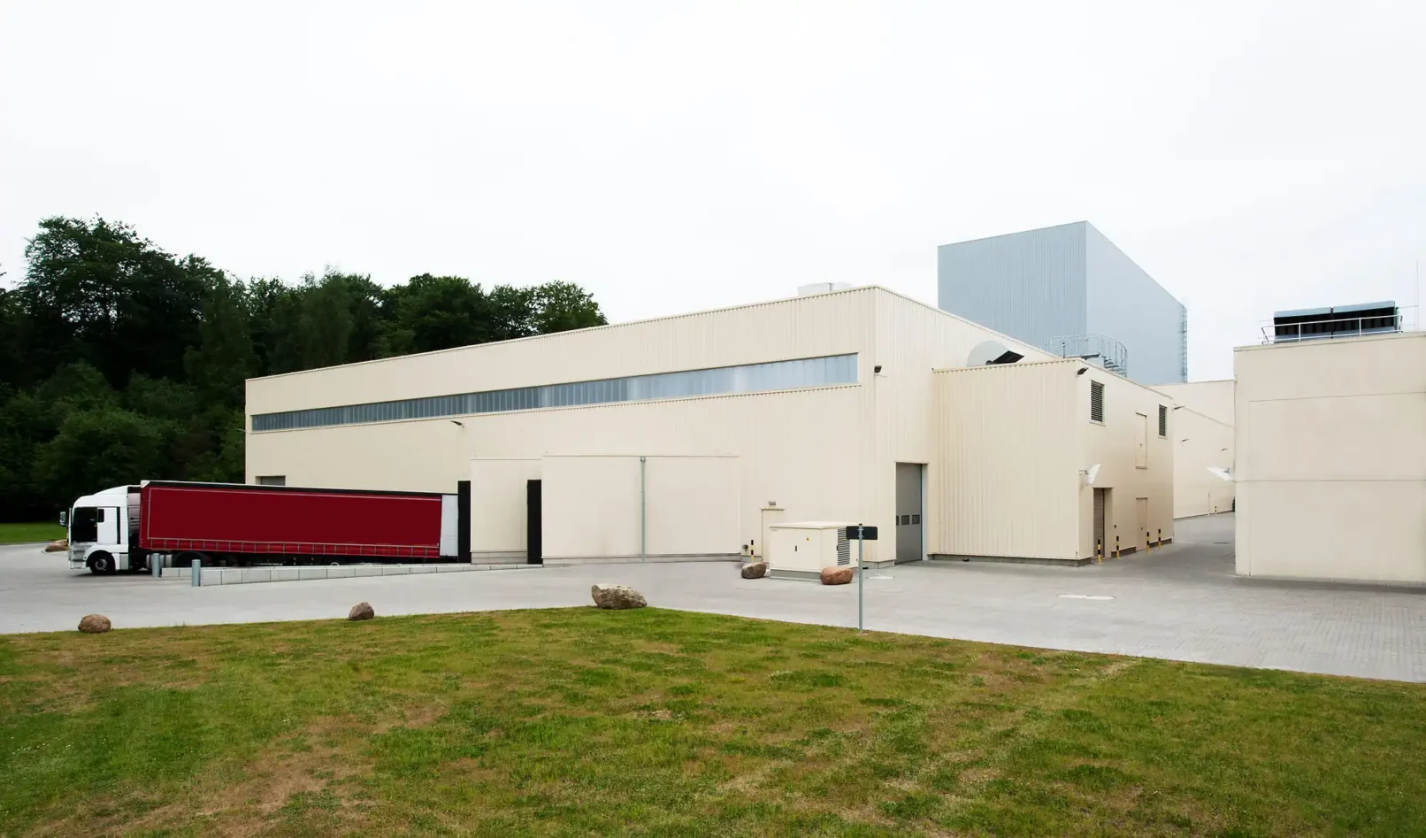 groepper architekten referenz industriebau 05 pelz wahlstedt produktionshalle aussen