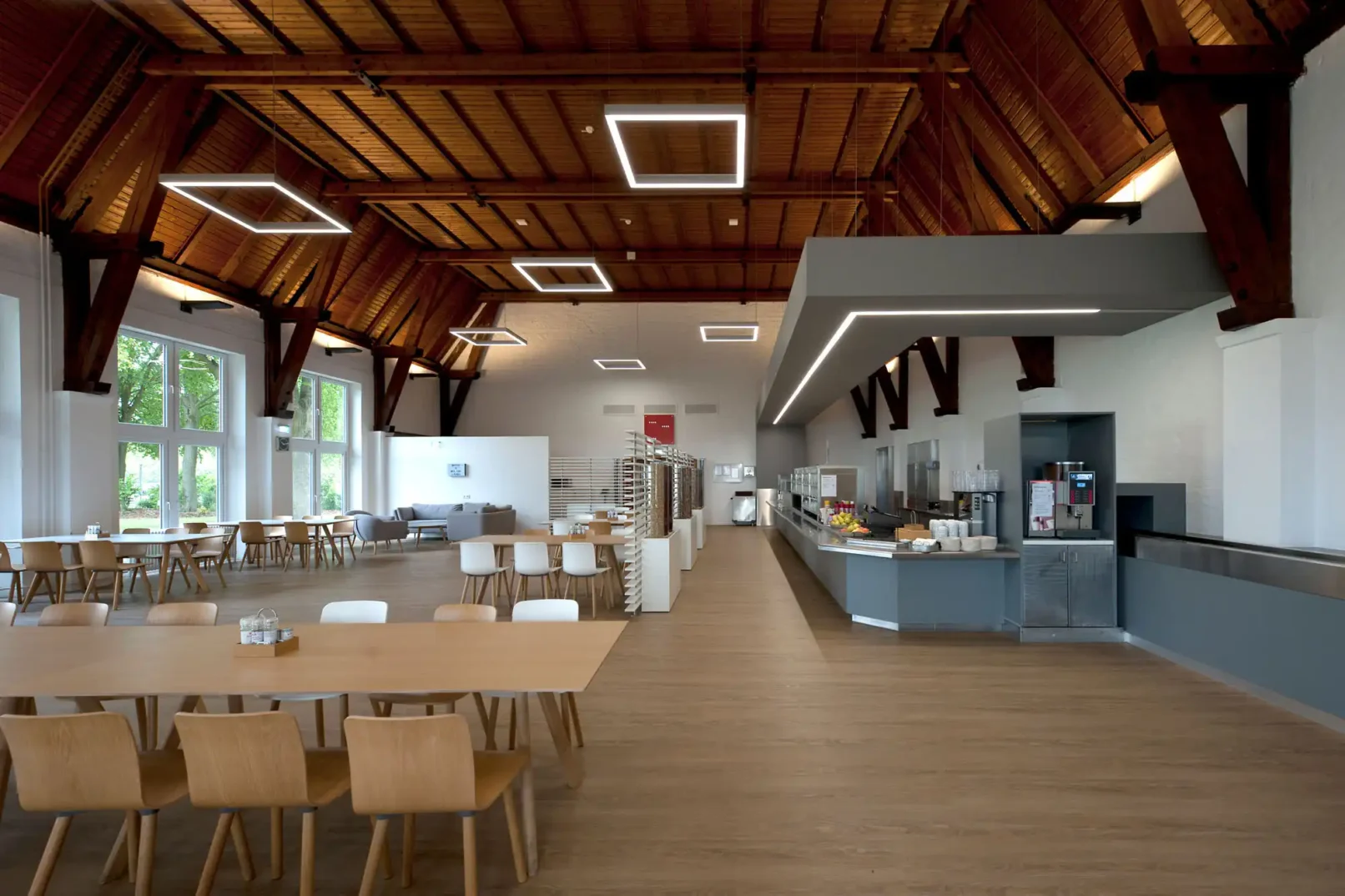 groepper architekten referenz industriebau 07 hela produktionshallen kantine zentralperspektive