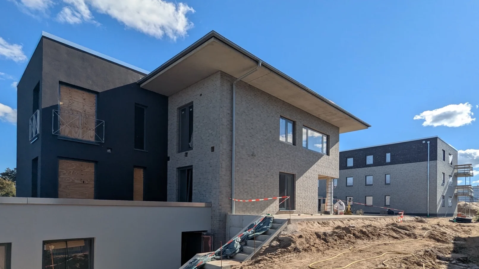 groepper architekten referenz gewerbebau bertold moeller buerogebaeude erdarbeiten fertigteiltreppe dachüberstand