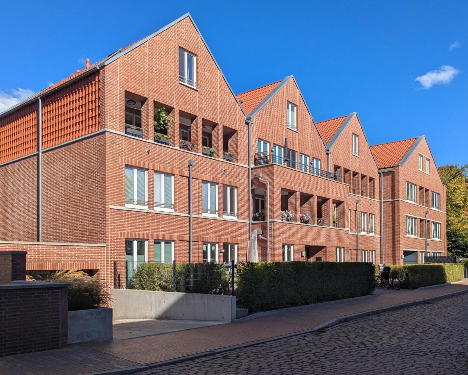 groepper architekten referenz wohnungsbau luebeck trave strohkatenstrasse straßenansicht giebelfassade